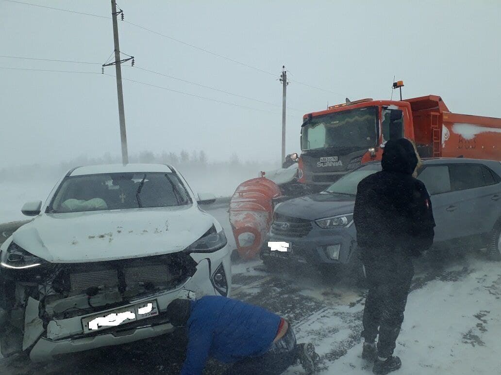 В Пономаревском районе столкнулись шесть автомобилей и дорожная техника